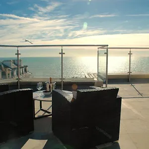 https://green-diamond-by-creatick-apartments.brighton-hotels-england.com